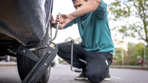 donde se pone el gato para cambiar una llanta