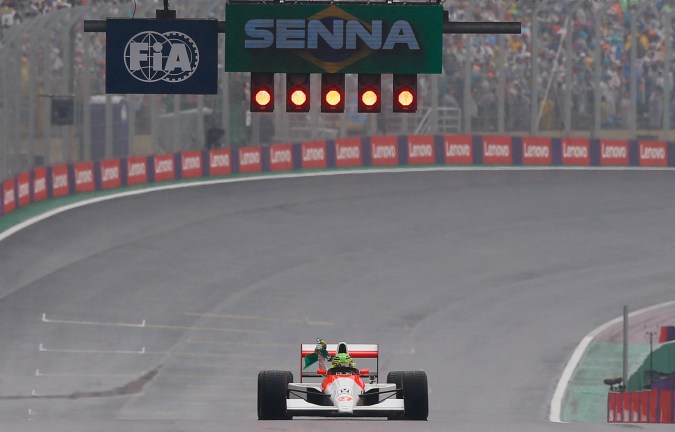 Lewis Hamilton conmueve a todos con gran homenaje a Senna