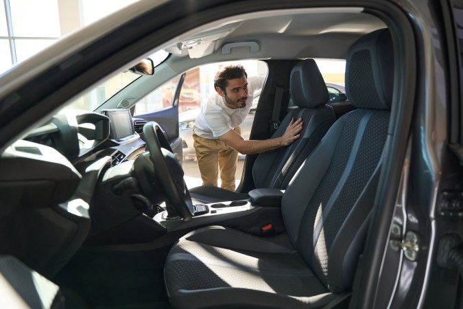interior partes de un auto por dentro