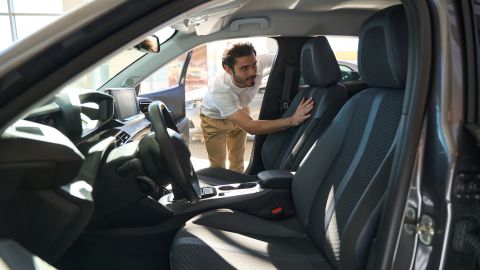 interior partes de un auto por dentro
