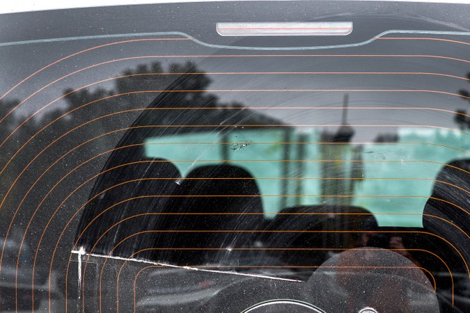 ¿Por qué mi carro tiene líneas en el vidrio trasero?
