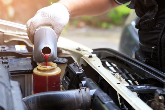 Cómo rellenar el líquido de dirección asistida de un carro