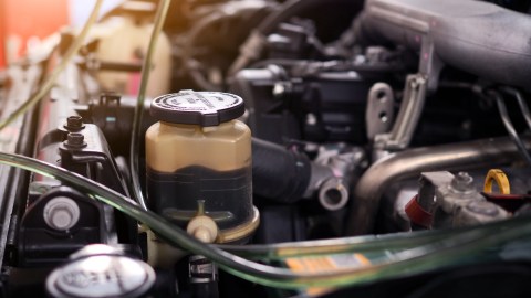 Cómo rellenar el líquido de dirección asistida de un carro