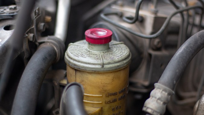 Cómo rellenar el líquido de dirección asistida de un carro