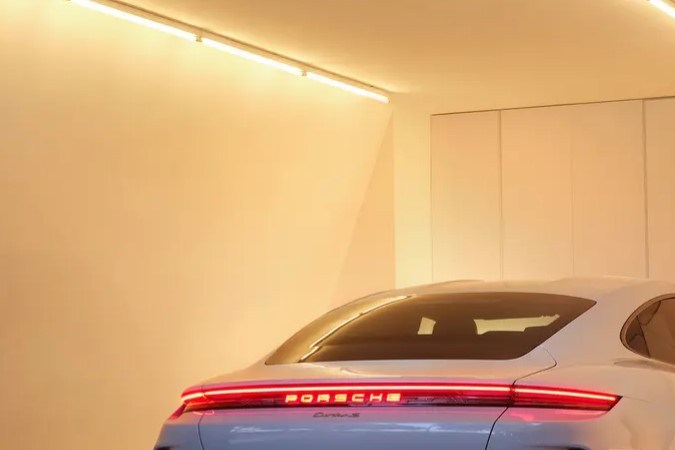 El extraño caso del tren que descarriló con 60 Porsche Taycan