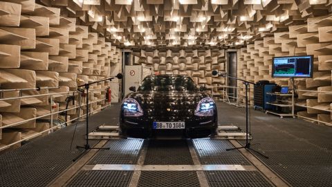 El extraño caso del tren que descarriló con 60 Porsche Taycan