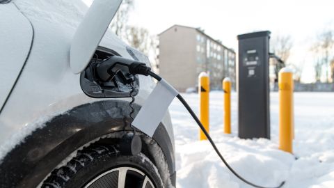 Autos eléctricos en invierno: retos y soluciones