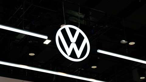 Cierre de fábricas y alianza con Rivian: la estrategia de Volkswagen