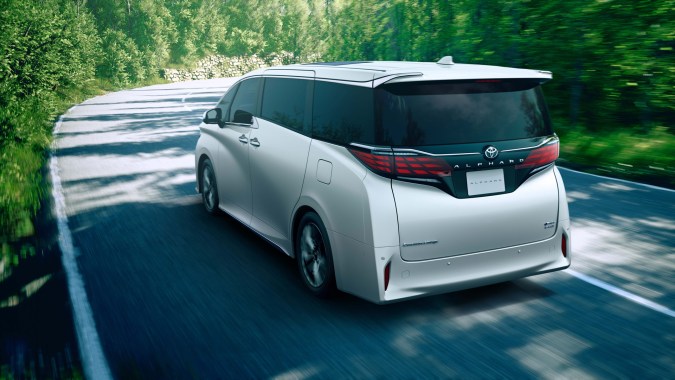 Toyota renueva dos minivan híbridas para ofrecer más confort