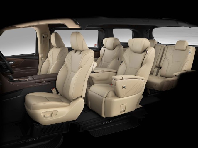 Toyota renueva dos minivan híbridas para ofrecer más confort