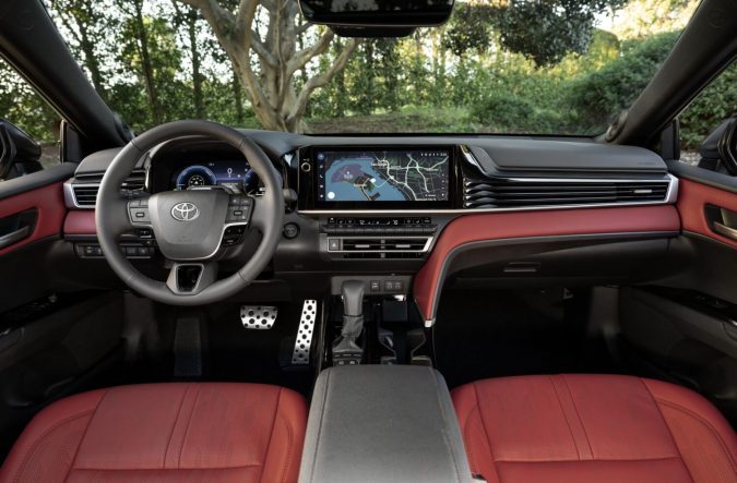 El mejor sedán mediano de 2025: Honda Accord o Toyota Camry
