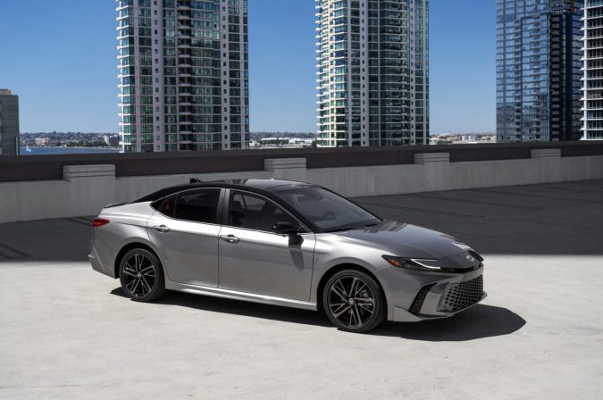 El mejor sedán mediano de 2025: Honda Accord o Toyota Camry