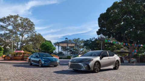El mejor sedán mediano de 2025: Honda Accord o Toyota Camry