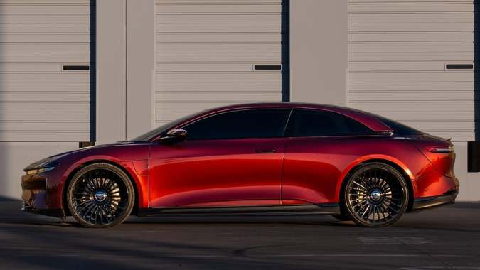 Shaquille O'Neal estrena su nuevo Lucid Air Coupe "a la medida"