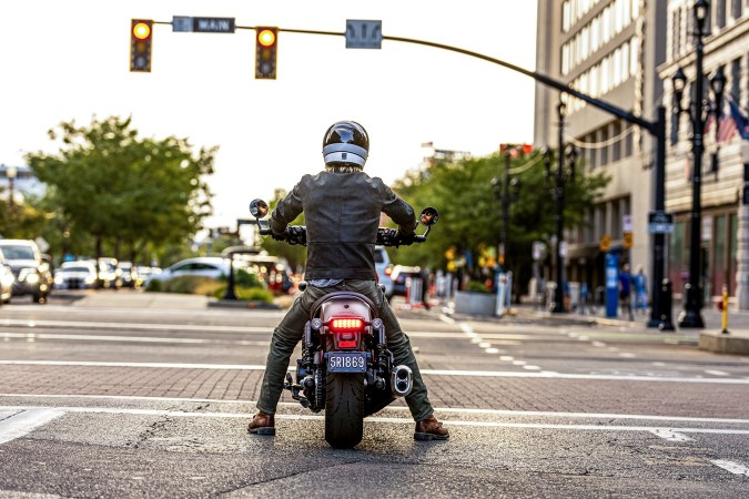 Evita daños en tu moto: consejos para calentar el motor