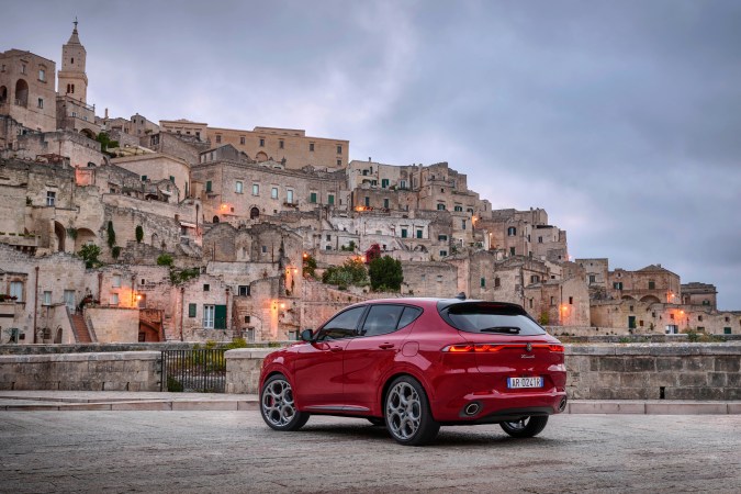 Alfa Romeo Tonale 2025: híbrido y gasolina