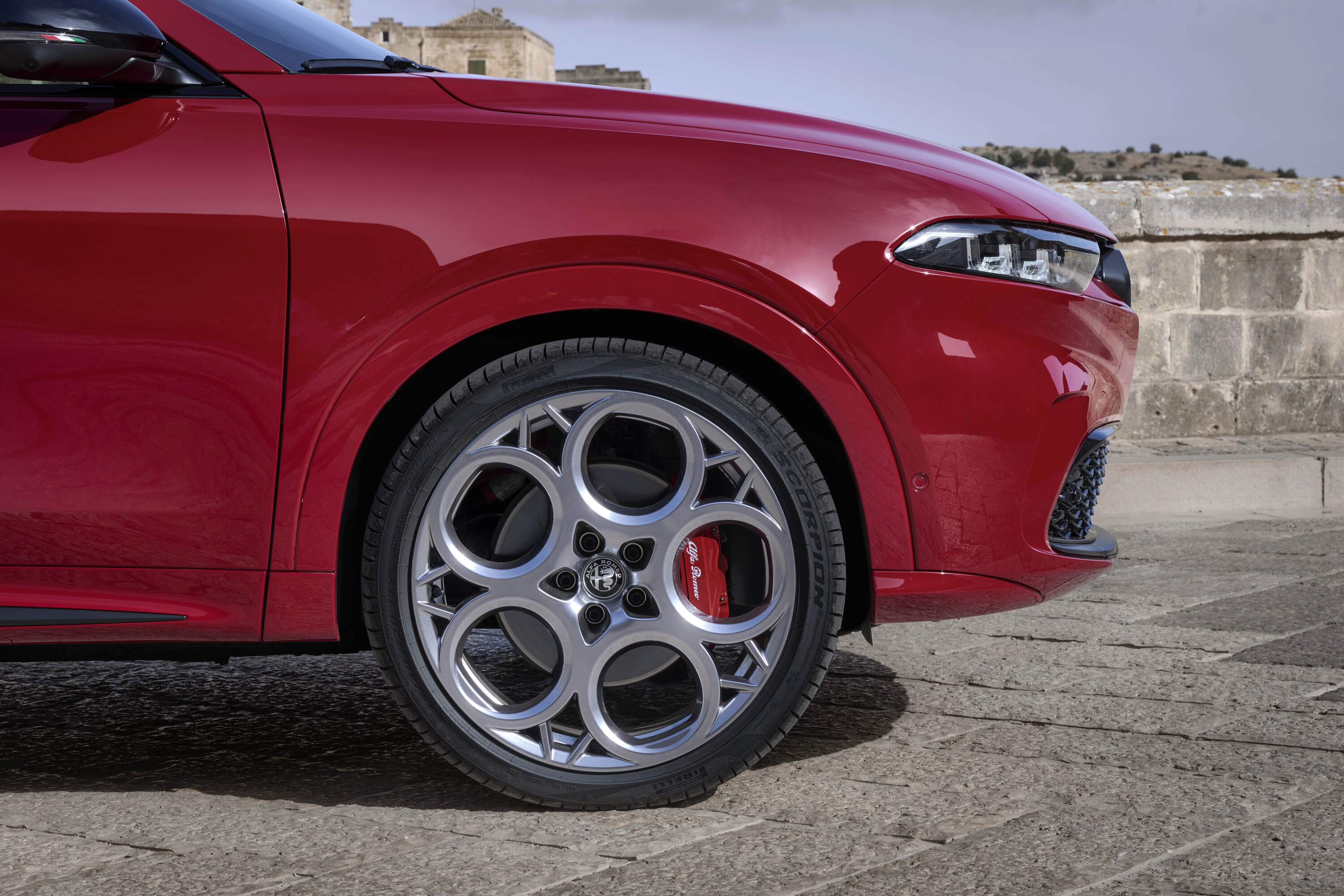 Alfa Romeo Tonale 2025: híbrido y gasolina