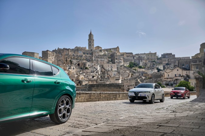 Alfa Romeo Tonale 2025: híbrido y gasolina
