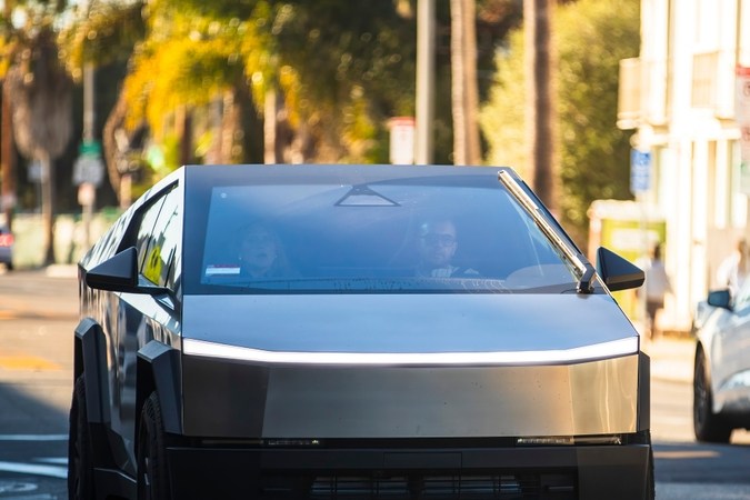 Tesla retira 700.000 autos por fallo en los neumáticos