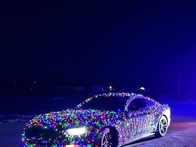 Peligrosa moda de convertir los autos en árboles de Navidad