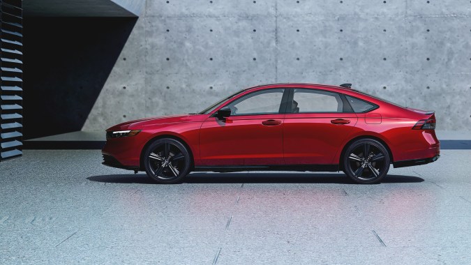 El mejor sedán mediano de 2025: Honda Accord o Toyota Camry