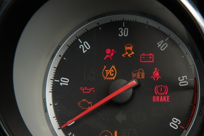 Aprende a interpretar los testigos de tu carro y evita riesgos