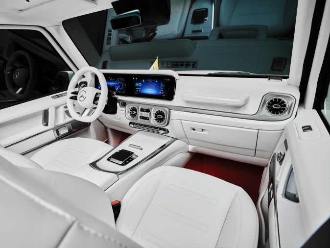 El Papa Francisco recibe el primer Papamóvil eléctrico por Mercedes-Benz