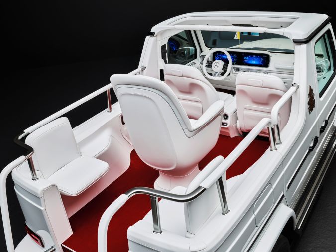 El Papa Francisco recibe el primer Papamóvil eléctrico por Mercedes-Benz
