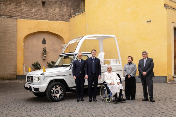 El Papa Francisco recibe el primer Papamóvil eléctrico por Mercedes-Benz