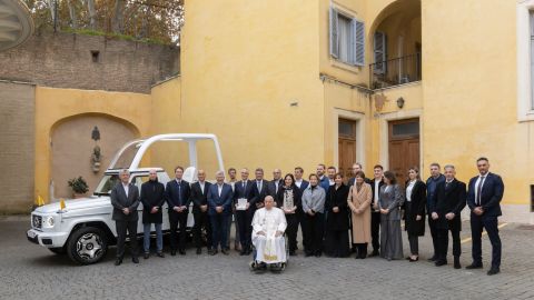 El Papa Francisco recibe el primer Papamóvil eléctrico por Mercedes-Benz