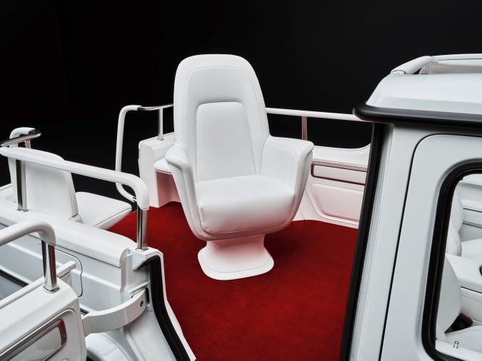 El Papa Francisco recibe el primer Papamóvil eléctrico por Mercedes-Benz