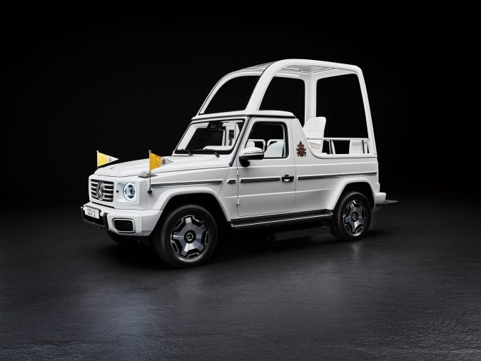 El Papa Francisco recibe el primer Papamóvil eléctrico por Mercedes-Benz