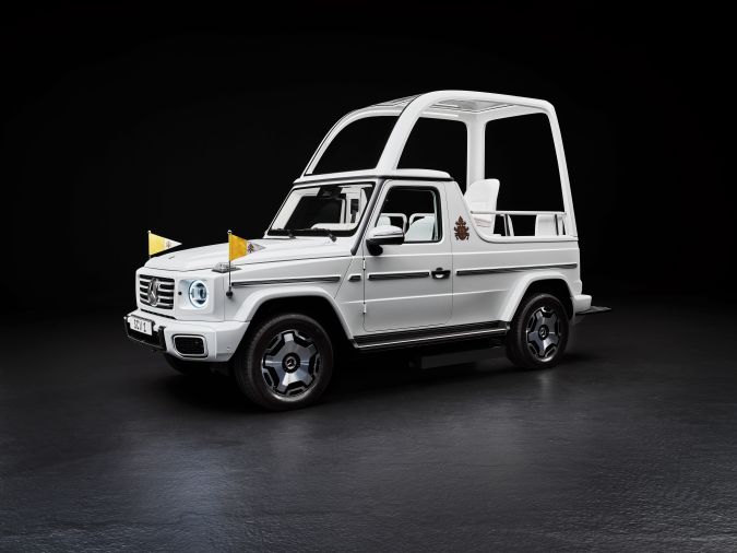 El Papa Francisco recibe el primer Papamóvil eléctrico por Mercedes-Benz