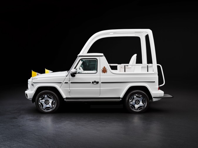 El Papa Francisco recibe el primer Papamóvil eléctrico por Mercedes-Benz