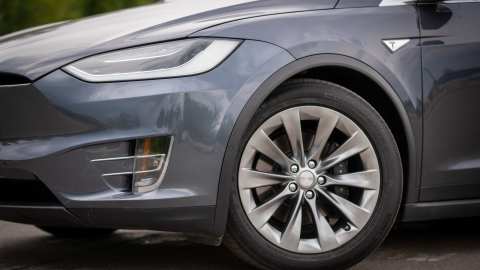 Tesla retira 700.000 autos por fallo en los neumáticos