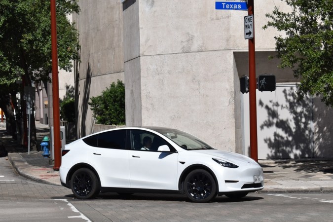 Tesla retira 700.000 autos por fallo en los neumáticos