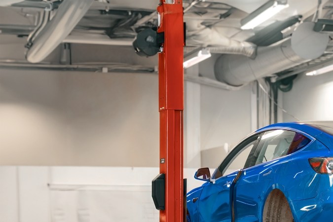 Tesla retira 700.000 autos por fallo en los neumáticos