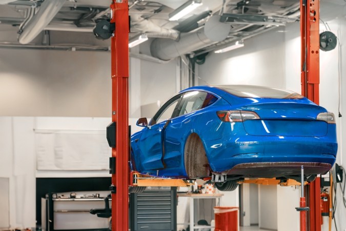 Tesla retira 700.000 autos por fallo en los neumáticos