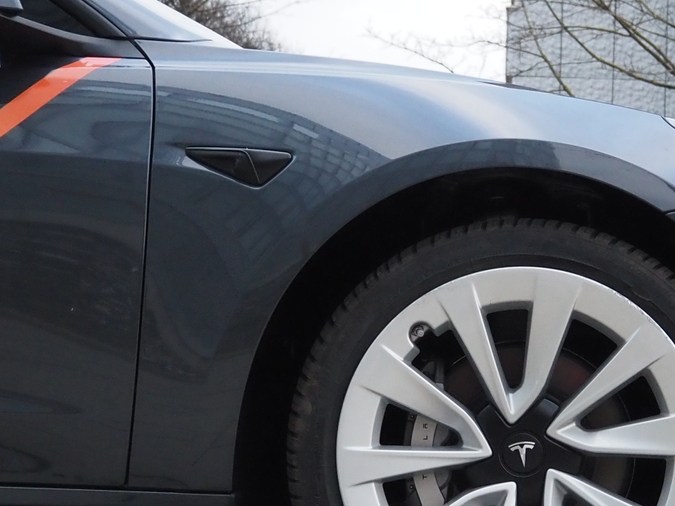 Tesla retira 700.000 autos por fallo en los neumáticos