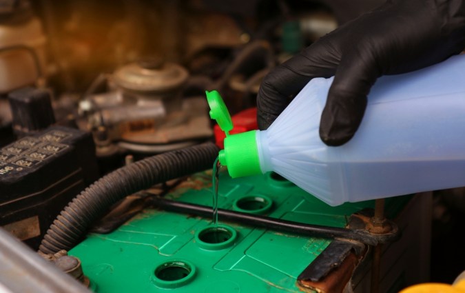 Mitos y realidades sobre el agua destilada en baterías