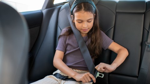 alarma en asiento de seguridad trasero