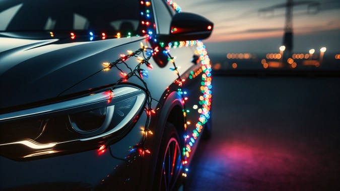 Peligrosa moda de convertir los autos en árboles de Navidad