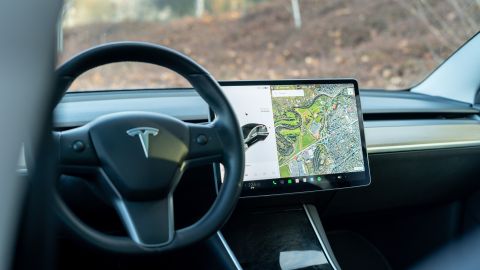 Trump propone ley que protegería a Tesla de accidentes de Autopilot