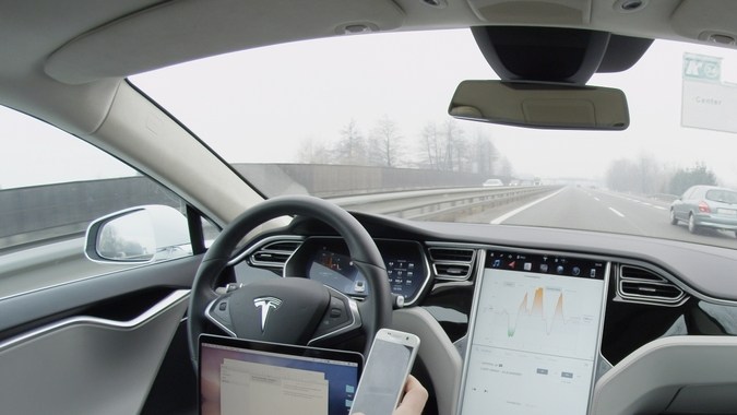 Trump propone ley que protegería a Tesla de accidentes de Autopilot