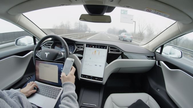 Trump propone ley que protegería a Tesla de accidentes de Autopilot