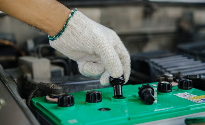Mitos y realidades sobre el agua destilada en baterías