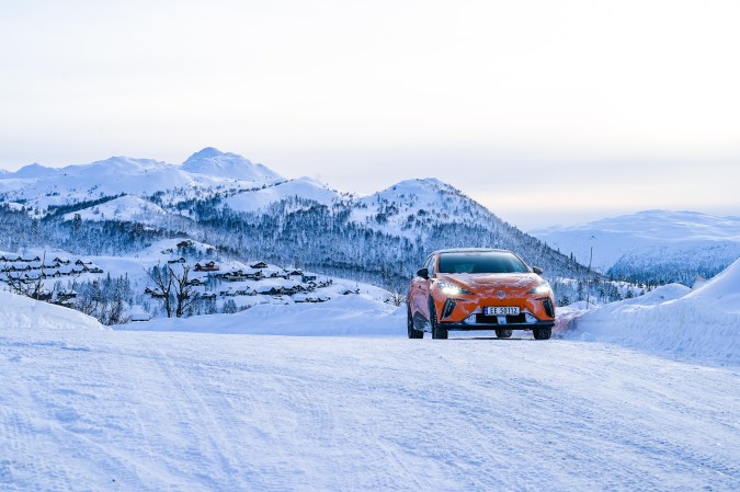 Consejos para conducir en nieve con un auto eléctrico