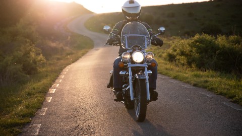 hay que andar las luces encendidas de la moto