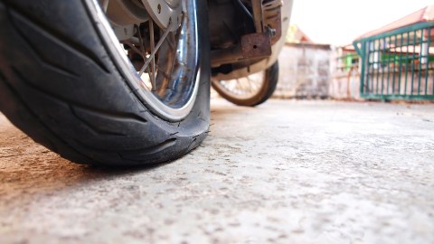 Reparar un pinchazo de moto: costos y alternativas
