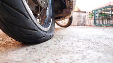 Reparar un pinchazo de moto: costos y alternativas